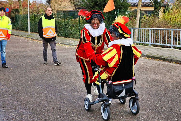 Aankomst van de Sint en zijn Zwarte Pieten in Waarder_039